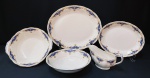 GRINDLEY, England - conjunto de 5 peças em faiança vitrificada na tonalidade marfim com detalhes em azul cobalto e flor de Lis, bordas douradas. Peças marcadas no fundo. Contendo 1 travessa oval com 4 x 29 x35 cm, 1 travessa oval rasa de 21 x 25 cm, 1 travessa oval funda de 6 x 24 x 20 cm, 1 travessa redonda de 25 cm de diâmetro e 1 molheira com fio de cabelo de 9 x 9 x 20 cm. Total de 5 peças.