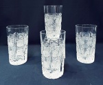 Quatro copos p/ long drink em cristal Tcheco ricamente lapidados em estrelas com 14 cm de altura. Obs: 2 mínimas marcas de uso em 2 copos.
