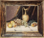 Quadro óleo s/ tela, bela natureza morta c/ frutas e jarro de alça assinado no c.i.direito (ñ identificada,  possivelmente Thay Morze B. Obs: tela apresenta várias marcas do tempo. Moldura de madeira com pátina. Obra de 0 x 45 cm e a moldura com 52 x 60 cm.