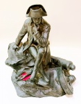 Bela escultura luminária em Petit Bronze retratando Napoleão Bonaparte em pose pensativa na guerra, mão no queixo sentado sobre rocha e escombros da guerra, canhão e roda. Possui abertura na parte inferior onde passa a luz interna da fogueira. Peça assinada na lateral da base e parte elétrica funcionando até o momento. Altura de 35 cm e a base com 28 x 16 cm.