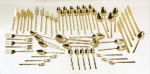 Japan - Stainless Steel Gold / Faqueiro com 58 peças sendo 6 facas de peixe, 6 garfos de peixe, 5 colheres de café, 12 colheres p/ drink, 5 garfos de sobremesa, 8 colheres sobremesa, 5 garfos grandes, 4 facas de servir, 4 colheres de sopa e 3 talheres de serviço.