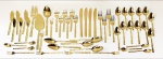 Japan - Stainless Steel Gold / Faqueiro com 46 peças sendo 6 facas de peixe, 6 garfos de peixe, 6 colheres de café, 12 colheres sobremesa, 4 garfos grandes, 4 facas de servir, 5 colheres de sopa e 3 talheres de serviço.