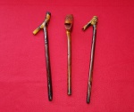 Mini bengalas souvenir de Angola, 3 unidades, feitas artesanalmente de galho de árvore - Maior: 17 cm - Maior cabeça: 8,5 X 3 cm - Vide fotos!