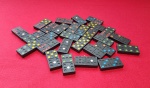 Antigo jogo de Dominó em madeira, colorida - Dimensão cada peça: 4,4 X 2,5 cm