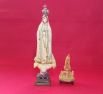 Lote de 2 imagens representando Nossa Senhora de Fátima - Maior em plástico apresenta perda de uma pomba, 28 X 9 cm - Menor em baquelite 12 X 6 cm - Vide fotos!
