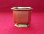 Belíssimo pote pesado octogonal em metal dourado - Dimensão: 6 X 7 cm - Peso: 205g