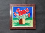 Bonito quadro em azulejo de vaso de flores em cor vibrante, apresenta restauro na parte de baixo a direita - Dimensão: 19 X 19 cm