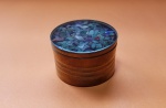 Bonito porta pílulas em metal dourado com mosaico em pedras brasileiras - Dimensão: 4 X 6 cm - Vide fotos!