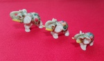 Linda família de elefantes em resina, policromada - Maior elefante: 7 X 5 cm