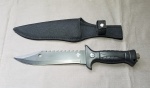 Faca de caça e pesca com bússola no cabo e lâmina com serra, a bússola parece que está presa, não está girando - Dimensão total: 31 cm - Lâmina: 18 cm