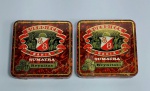 Lote de 2 lindas e conservadas latinhas Vazias de Charutos - SUEDIECK - SUMATRA - REYNITAS - Bahia - Medida: 8,5 cm x 8,5 cm x 1,5 cm. Conforme fotos.