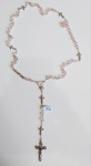 ITALY - Lindo e conservado Terço de 50 contas em cristal acrílico rosa com entremeio e cruzes em metal prateado. Sem uso na caixinha original. Medida do terço: 49 cm. Medida da caixinha: 6,5 cm x 4,5 cm x 2 cm. Made in Italy. Conforme fotos.