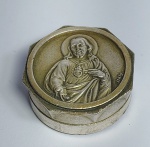 ITALY - Antigo e Lindo Porta Terço em Metal. Medida: 4 cm x 4 cm x 2 cm.