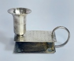 Antiga e Linda Palmatória Castiçal em Metal Espessurado à Prata com Suporte para Caixa de Fósforo. Fabricante: EBERLE. Medida: 9 cm x 6,5 cm 4 cm. OBS: Possui perda de solda em uma das extremidades da Alça, porém ela está bem fixada na parte inferior. Conforme fotos.