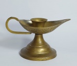 Linda Palmatória Castiçal Indiana em Espesso Metal. Medida: 15 cm x 9 cm de altura x 8,5 cm de diâmetro de Base. Made in India. Conforme fotos.