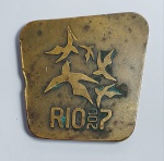 Linda e Rara Medalha de Bronze dada a todos os atletas participantes dos Jogos Pan-Americanos - RIO 2007 -  Casa da Moeda do Brasil. Medida: 5,7 cm x 5,7 cm x 0,6 cm. OBS: Possui trauma produzido por esmeril na Lateral, conforme fotos.