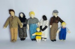 Antiga e Linda Família de Bonequinhos de Pano com Enchimento - 7 Peças - Medida maior: 23 cm de altura. Medida menor: 10 cm de altura. Conforme fotos.