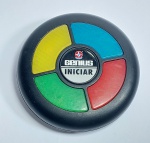 Lindo e divertido jogo de viagem - Mini Genius da Estrela - Funcionamento: 3 baterias 1.5 V  R44 - Apesar de conservado não foi testado. Sem bateria. Conforme fotos. Medida: 7 cm de diâmetro.
