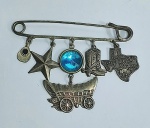 Antigo e Lindo Broche Alfinete com Pingentes em Metal, Souvenir do Estado do Texas. Medida do Alfinete: 8 cm de comp. Medida do maior pingente: 4 cm x 3,5 cm.