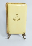 Antigo Manualsinho da Piedade - VADE MECUM dos JOVENS CHRISTÃOS - 10º Edição - Impresso na Suissa - Ano: 1911 - Capa dura - Idioma: Português - 125 paginas com borda em ouro - Medida: 10 cm x 6,5 cm x 1,5 cm. OBS: Possui perda do revestimento na Lombada e Dedicatória na folha de guarda. Conforme fotos.