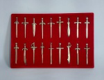 Linda Coleção de 18 Miniaturas de Espadas Históricas em Metal Prateado. Acondicionadas no estojo e caixa originais. Medida da Caixa: 29 cm x 19 cm x 1 cm. Medida das espadas: 7,5 cm de comprimento. Conforme fotos.