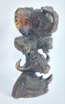 Arte Tribal Africana - Linda Escultura Entalhada em Bloco de Madeira representando Cabeça de Elefante, 2 Felinos, Búfalo e Rinoceronte. Medida: 20 cm de altura x 10,5 cm x 8 cm. Conforme fotos.