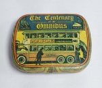 Antiga, Linda e Pequena Latinha com imagem Litografada - The Centenary  the of Omnibus - 1829/1929 - Medida: 6 cm x 5 cm x 1,5 cm. Conforme fotos. Imagem: O Centenário do Ônibus, de 1929 do Artista Inglês " Richard T. Cooper " - 1884/1957.