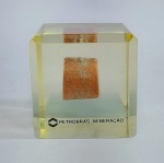 Petrobras Mineração - Antigo e  Raro Adorno em Resina Acrílica ostentando Fragmento de rocha de Silvinita. Comemorativo à extração de Silvinita pela Subsidiária - PETROMISA - Anos: 80 - Medida: 6 cm x 6 cm x 6 cm. -  A silvinita é a fonte mais importante para a produção de potássio.