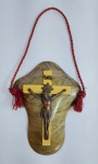 Antigo e Lindo Crucifixo de parede. Escultura de Jesus Crucificado em Cruz de Baquelite sobre Placa de Galalite. Medida: 18 cm x 14 cm x 3 cm. OBS: Possui pequeno restauro em um dos lados do suporte da corda. Conforme fotos.