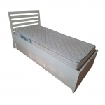 Cama box para solteiro, em madeira nobre,  com 3 gavetas, cabeceira em madeira reguada, acompanha os colchões, 200 x 100, Alt. 102 cm.