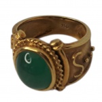Anel feminino aro 16 em ouro 18k, cravejado de Jade Cabuchon, 8,5g. bruto.