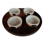 Travessa lazy Susan em madeira nobre com 4 ramequins franceses para pastinhas/pâté, decorados com porquinhos e coelhos, Diam. 27 cm.
