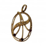 Pedantife em ouro 18 k, adornado com 3 pequenas pedras provavelmente ametistas, 2,5 x 2, 2,3g. Bruto,