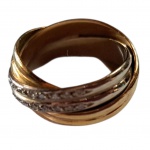 Anel feminino em ouro 18k, branco e amarelo executado em aros cruzados  cravejado com pequeninos brilhantes,  aro 26, 11,9gr.