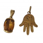 Dois pedantifes, em ouro 18k, um com Topázio e outro Hamsá mão de Fátima, 1,5 x 1,5 e  2 x 1,5, 3,7g. bruto.