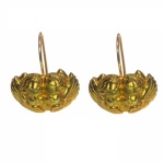 Par de brincos para orelha furada em ouro 18 k. lavrado e repuxado com figuras angelicais, 2 x 2 cm. 6,9g.