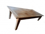 Mesa para jantar executada em peroba tampo reguado em 3 peças, com saias e pernas retas, Com. 250, Larg. 120, Alt. 78 cm.