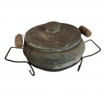 Panela de pedra, alças de madeira com descanso de ferro, com marcas de uso, usada por Chefe, Diam. 22, Alt. 16 cm.