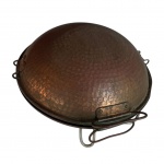 Cuscuzeira em cobre martelado, muito usada por Chefe, acompanha descanso de ferro, Diam. 30, Alt. 18 cm.
