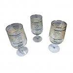 Terno de taças para vinho tinto em cristal translúcido lapidado e com frisos dourados, Alt. 18, Diam. 7 cm.