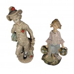 Par de escultórios italianos  em resina representando menino dandy e menina florista, Alt. 19 e 17 cm.