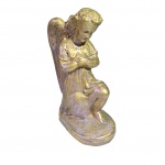 Escultório representando anjo em adoração executado em gesso patinado em obre o brilho fosforescente azul. Alt. 25, base 16 x 9 cm,