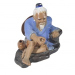 Escultório oriental representado velho pescador, falta a vara e o peixe, C om. 10, Alt. 10 cm.