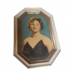 Antiga pintura retratando dama da sociedade Petropolitana, moldura com bordas oitavadas patinada na cor creme   e acabamentos ourados, 54 x 37 cm.
