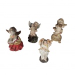 Quatro escultórios em resina policromada representando anjos, Alt. 15 a 12 cm.