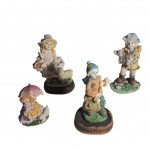 Quatro escultórios em resina policromada representando crianças, Alt. 17 a 10 cm.