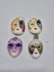 Lote de 4 mascaras decorativas em gesso pintado para pendurar. Medindo 7,5cm x 5cm.
