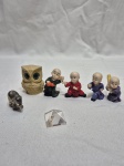 Lote de 7 miniaturas, enfeites diversos, sendo em resina, metal e pedra. Medindo o maior 5cm de altura.