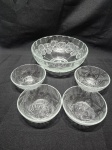 Lote de bowl com 4 cumbucas em vidro moldado. Medindo o bowl 25cm x 9,5cm de altura e as cumbucas 12,5cm x 5cm de altura.