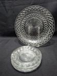 Prato de bolo com 6 pratinhos em grosso vidro moldado. Medindo o prato de bolo 28,5cm e os pratinhos 15,5cm.